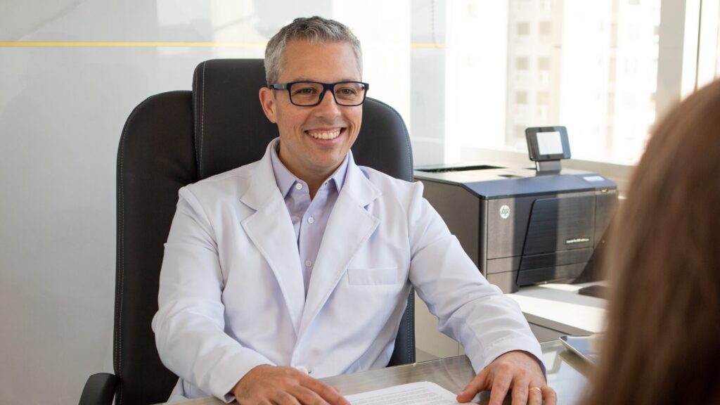 Médico Cirurgião Bariátrico realizando consulta com paciente.